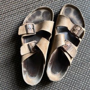 Birkenstock light brown suede leather. Lots of wear left!